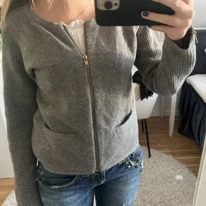 Kofta - Jättefin kofta från Filippa K i 100% ull, nyskick