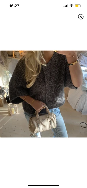 Stickad kofta - !!Lånade bilder!! från tjejen jag köpte av! Hon trodde att den var 100% ull men finns ingen lapp💘 den har glitter i sig, kan användas som tröja eller kofta