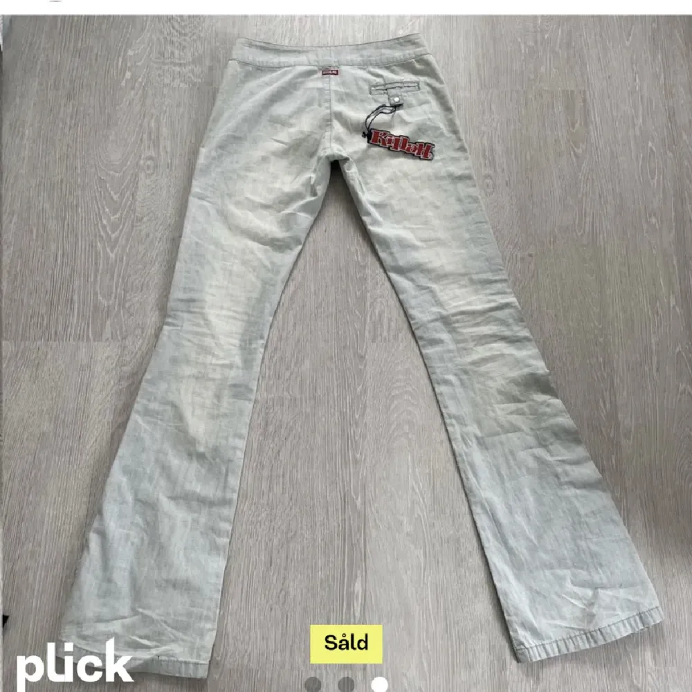 Ass coola byxor som är jätte unika!!🤩midjemått: 74 cm innerbenslängden 86 cm. Jeans & Byxor.