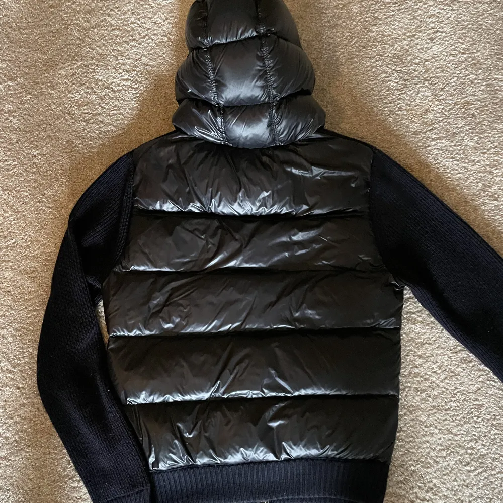 Tja! Säljer nu min moncler cardigan i storlek L då den var lite för liten. Cardiganen är i L men passar M. Nästan helt ny, skicket är kanske 9/10 och har kvitto och verifikation på äkthet! Hör av er vid frågor och för fler bilder!!!! SÄLLSYNT MODELL!!. Jackor.