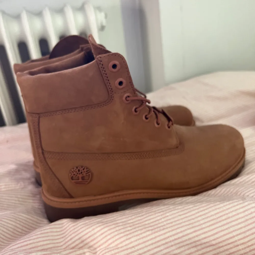 Säljer ett par timberland skor! Använda en gång ungefär! I nyskick!  🤎. Skor.