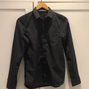 Säljer en vanlig svart skjorta som inte har används mycket alls. 