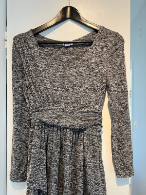 Klänning i mjukt bomullstyg - Layered och i mjukt tyg, väldigt fin på! Lite längre kjol i bak än fram 