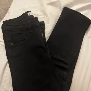 Svarta tighta Molly jeans från Gina tricot. Som nya, de är bara för tighta för mig så kan inte använda dom. 