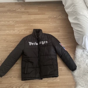 Verborgen jacka  - Säljer för att jackan är förstor