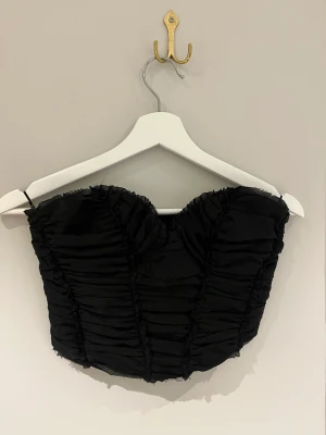 Fest topp - Snygg bandeau/korsett topp från zara, aldrig använd!✨