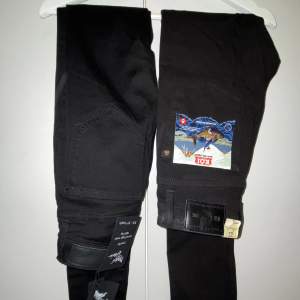 Båda är oanvända med prislapp på. Vanliga tighta svarta jeans med fickor framtill och baktill. 