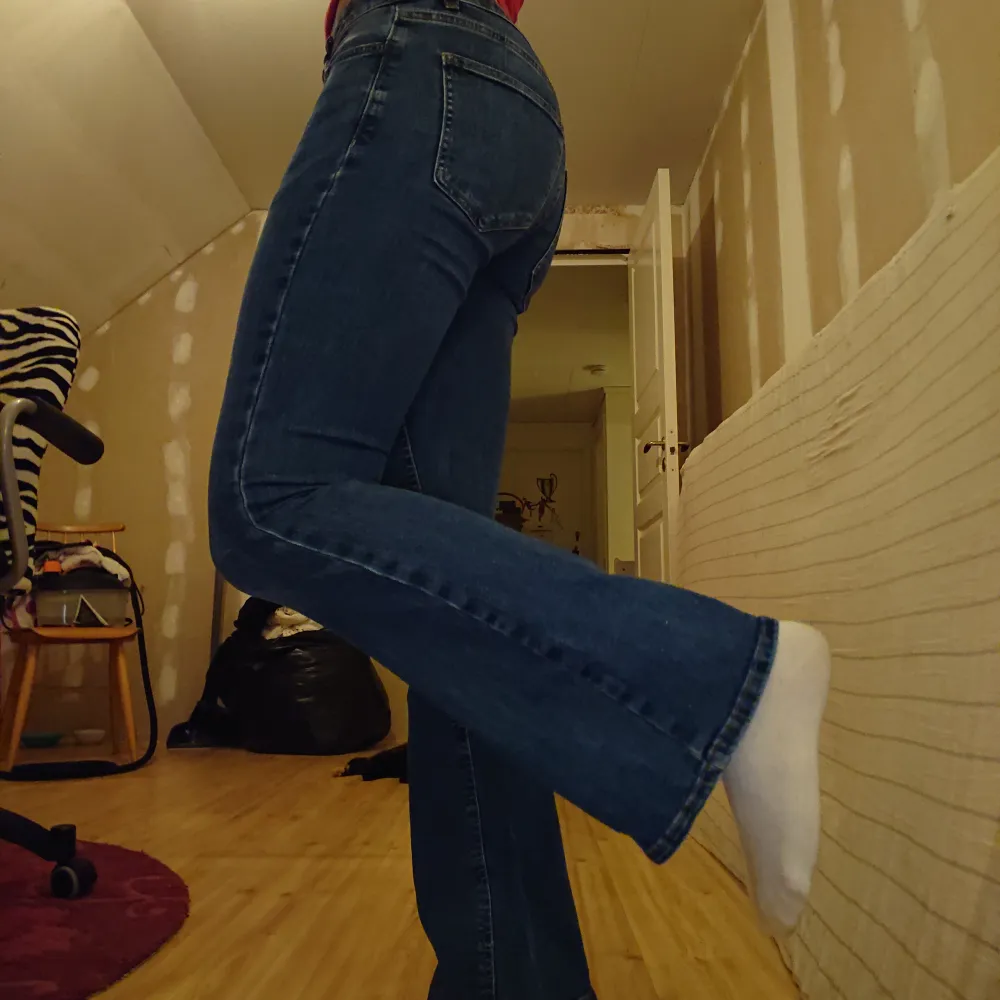 Mörkblå bootcut jeans köpta på lindex för 500 kr. Dem är köpta på barnavdelningen pga att jag ville ha sån spänning i midjan. Men jag skulle säga att dem passar nån som har xs/s. Jag är 168 cm för referens! Skriv för mer exakta mått. Skriv innan du köper. Jeans & Byxor.