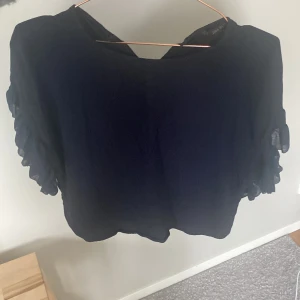 Zara blus - Säljer denna söta marinblå blusen från zara💗💗