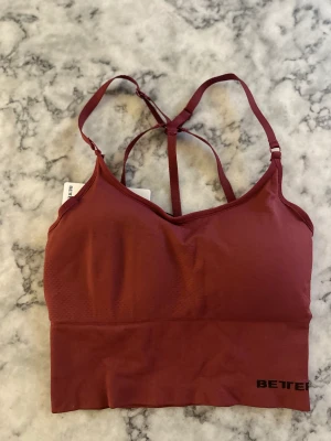 Betterbodies Top - Säljer en fin Betterbodys Top i storlek M. Men den är liten i storleken, därför aldrig använd. Passar en S eller en M med mindre Byst.  Där är inlägg som man lätt kan ta ut.  