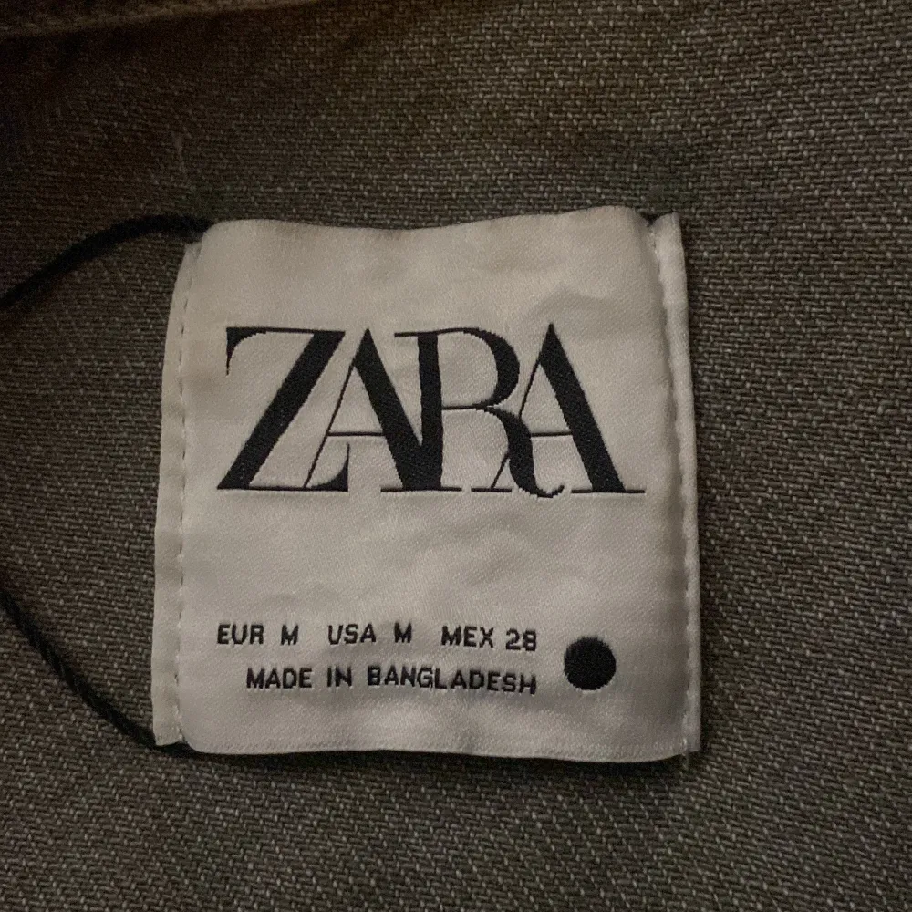 (Lånade bilder)  Zara jeansjacka i nyskick. Använd en gång då jag köpte den för jag var kall. Storlek M men passar nog fler storlekar😁färgen är grå/grön . Jackor.