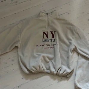 Beige zip up - Fleece zip up från bershka  Lite sliten