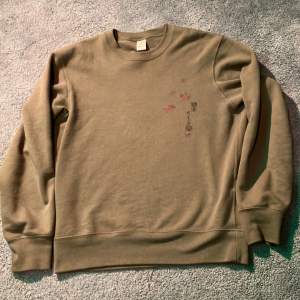En snygg tröja som är perfekt för hösten🍁 Nypris var 349kr och säljer nu för bara 130kr! Säljer nu för att den inte passar. 