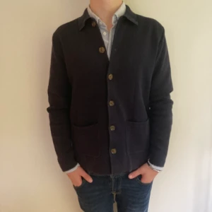 John henric kofta - Säljer nu den feta john henric tröjan för ett riktigt bra pris. Tröjan är i fint och har inga defekter