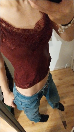 Röd topp  - En jätte fin topp från bikbok. Är i bra skick. Köparen står för frakten.