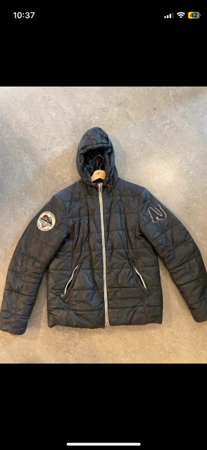 Armani Winter Jacket - M - Riktigt bra vinterjacka och sjukt varm. Har lite strul med dragkedjan samt att ena fickans dragkedja saknar en flärp. Annars är den som ny! Säljs billigare pga kedjan (den går att stänga såklart, men strugglar lite ibland. Går att reparera).  