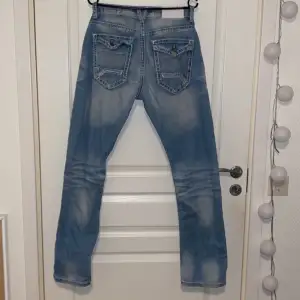 As snygga jeans med straight fit men tyvärr för stora🤍 kan va små i storleken