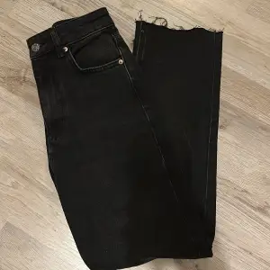 svarta straight jeans ifrån ginatricot som nu är helt utsålda, använd 1 gång.  nypris 499kr säljes för 200kr  
