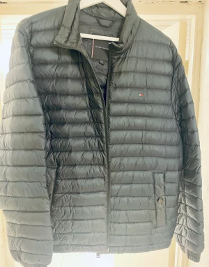 Tommy Hilfiger jacka  - Tommy Hilfiger jacka Använd men bra skick Priset kan diskuteras  Betala Swish  Ny pris 2000 kr 