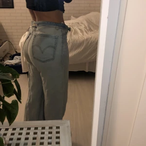 Levis jeans - High loose strl 28. Det är jag på bilderna och jag har strl 36/38 i vanliga fall. Fint skick! Kom privat om du har frågor🙂