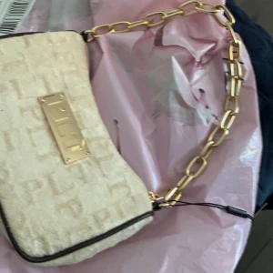PLT väska - Väska från plt (prettylittlething). I nyskick för fler bilder skriv privat 😊