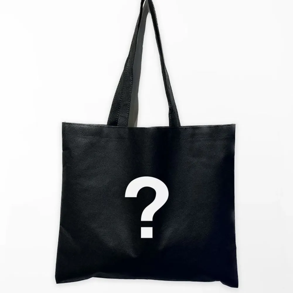 A mysterious bag with 5 different clothing items, good condition and opportunity to try new styles this fall/winter!. Övrigt.