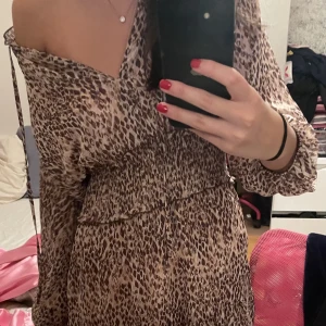 Zara klänning - Ashäftig leopardklänning!!  Man kan även knyta ihop snörena där framme om man vill det.  Str M men skulle säga att den sitter som en S
