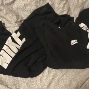 Svart Mjukisset Nike - (Lånade bilder av den förra säljaren) Svart mjukisset från nike! Köpt här på plick men säljer vidare då den inte passade!