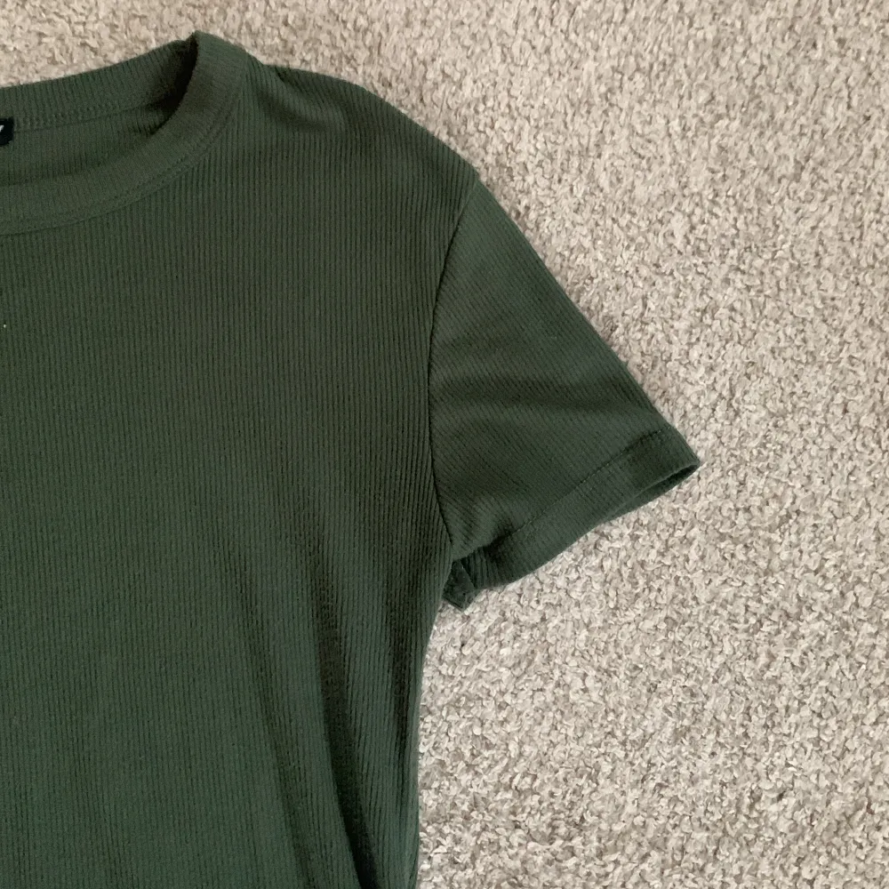 Jättefin och snygg tröja i en mörkgrön färg från zara! Den är u ett väldigt mjukt material och sitter tajt. Ribbad. Säljer pga anvönder inte längre💞💞. T-shirts.