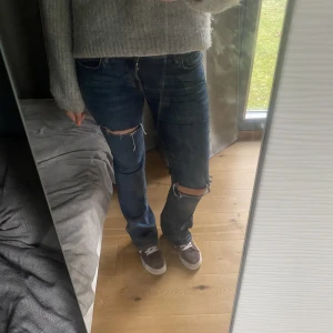 Jeans  - Snygga jeans med så snygga hål, börjar tyvärr bli försmå för mig🫠 