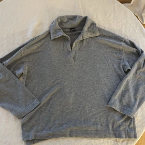 Mjuk långärmad tröja  - En super mjuk och skön tröja från Gina Tricot i en viskos och polyesterblandning.  Väldigt fint skick, använd en gång😊