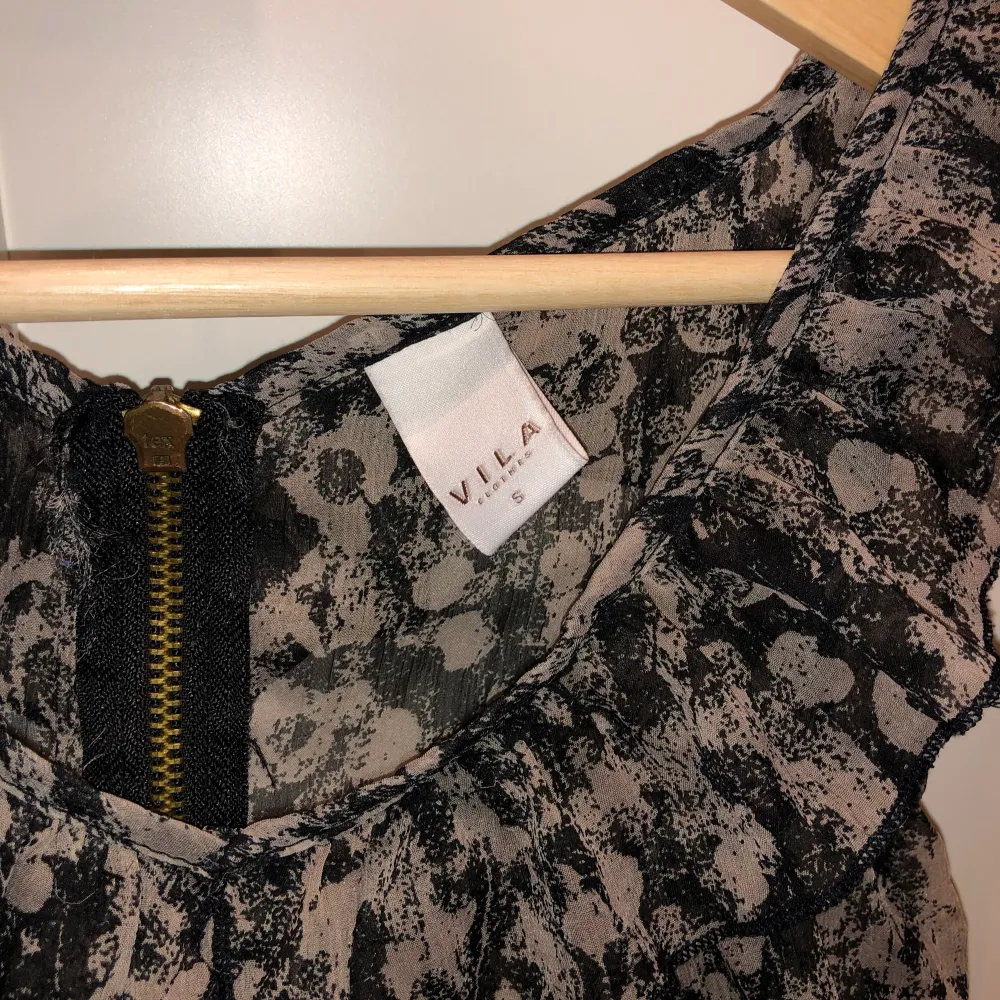 Säljer detta lite leopardmönstrade linne från märket Vila, storlek S! Plagget är i fint skick, väldigt skön och fladdrig. Fråga om frågor!💝. Blusar.