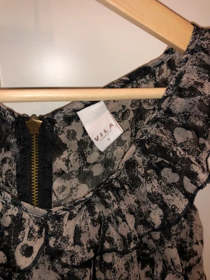 Mönstrat linne från Vila - Säljer detta lite leopardmönstrade linne från märket Vila, storlek S! Plagget är i fint skick, väldigt skön och fladdrig. Fråga om frågor!💝