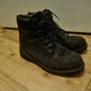 Kängor strl 39 - Svarta timberlandkängor i strl 39. Använd endast en säsong så dem är i mycket bra skick. Köparen står för ev fraktkostnad. 