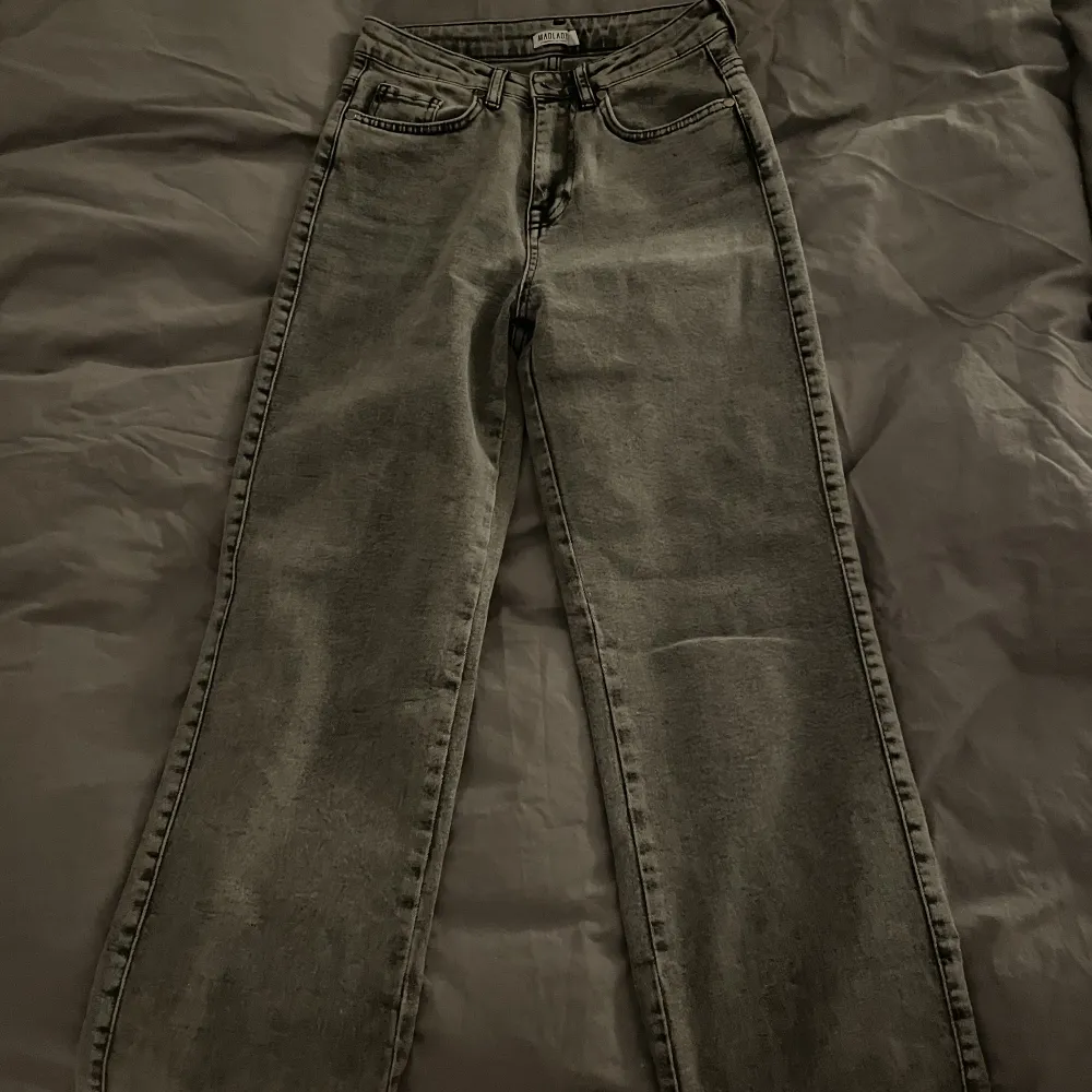 grå vida jeans från madlady knappt använda, bra skick. . Jeans & Byxor.