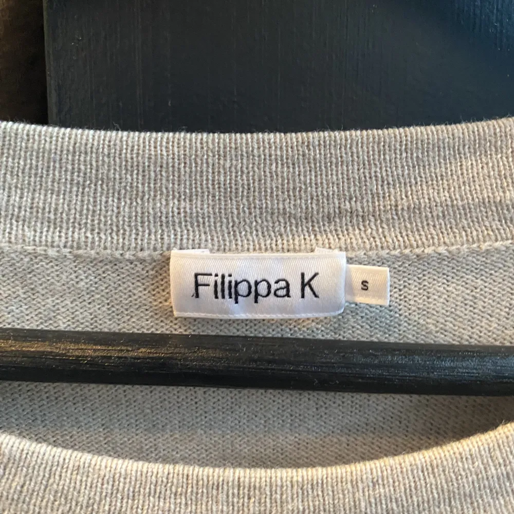 En riktigt hög kvalitet på merino tröja. Den är från Fillipa K och är i väldigt bra skick  Storlek S Pris kan diskuteras och ni kan få väldigt schyssta deals om ni köper något mer från min Plick också!. Tröjor & Koftor.