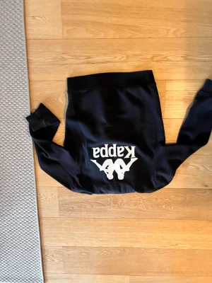 Hoodie från KAPPA - En svart supen skön hoodie från Kappa, lite tunnare 