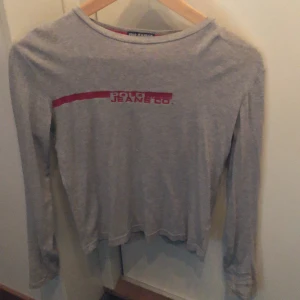 Polo ralph lauren tröja - Säljer denna vintage tröjan från ralph lauren. Är använt många gånger men är i jättebra skick. Det enda dåliga är att trycket har gått lite i sönder som på bilden. Men annats jätte bra.
