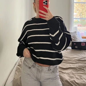 Stickad tröja  - Ifrån NA-KD. Använd fåtal gånger 