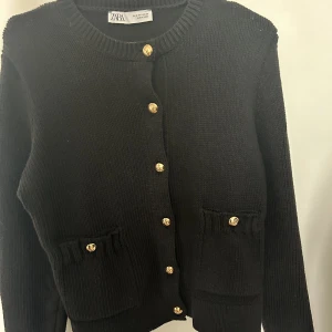  kofta  - Jag säljer nu min super fina kofta med fina guldknappar, den är endast använd en gång och säljer pågrund av att den inte kommer till användning. Nyskick. Köparen står för frakten!!