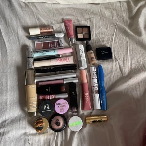 Smink - Säljer massa smink kontakta mig för att veta priser💕Clarins foundation såld!
