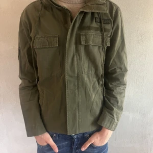 Field Jacka - PONDUS! Säljer denna sjukt snygga Field jacka!  Storlek M  Den är helt perfekt till hösten på grund av den mörkgröna färgen 