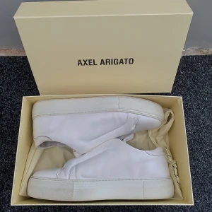 Arigato skor - Säljer mina vita arigato skor i storlek 38. Köpta för 2550 kr på Axel Arigatos hemsida. Men har slitningar som man kan se på bilerna❤️ har fler bilder så de är bara att fråga om! Priset kan diskuteras!