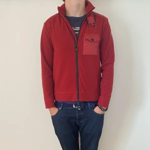 Moncler fleece jacka - Röd fleece jacka från Moncler - storlek L - varan är i väldigt fint skick och har inga defekter - modellen är 188 cm och väger 83 kg - nypris ~ 6000 kr - vid frågor eller funderingar är det bara att skriva!