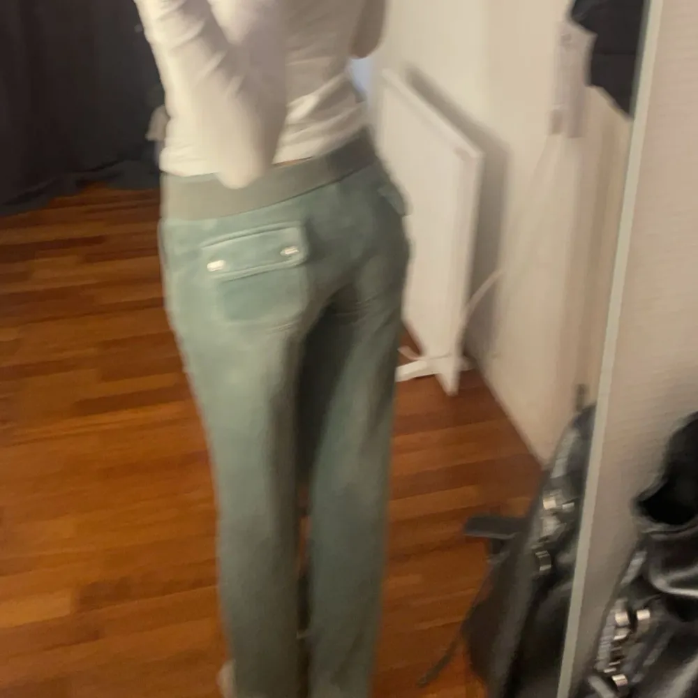 Storlek Xs men passar även S 💕Säljer pga de inte kommer till användning 🩷 Skriv för fler bilder eller om du undrar något ❕ Köptes på juicycoutures hemsida för 1200kr🤍 . Jeans & Byxor.