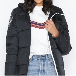 Dbrand jacka - Säljer denna slutsålda jackan då den hänger i garderoben och skräpar. Använd men i fint skick. Storlek xs. 