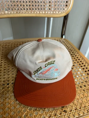 NY Santa Cruz 5-panel Cap - Oanvänd Santa Cruz Retreat cap!  Säljes pga passade ej och hann inte lämna tillbaka. 