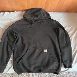 Carhartt hoodie - Hoodie från Carhartt i fint använt skick. Sitter oversized på mig som har storlek S / 36. Funkar nog upp till L unisex beroende på hur man vill att den ska sitta. 