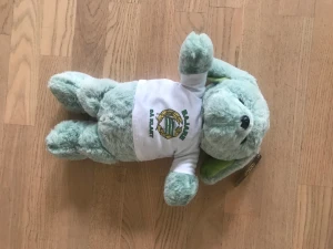Bajen nalle - Supersöt maskotnalle från hammarbys egna hemsida (har glömt namnet). Köpt i syfte som present men blev kvar hos mej. Har legat i plastfodral några månader nu så i splitternytt skick som från början. Superbra som present till någon som gillar fotboll.