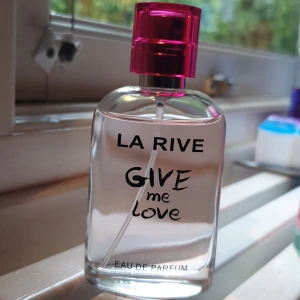 Parfym "give me love" - Helt oanvänd, bara öppnad för att lukta på den! Luktar sött me blommiga undertoner <3